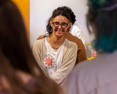 24岁的Kyoti Tavarez在Susquehanna的LGBTQ+资源中心开幕时笑了.